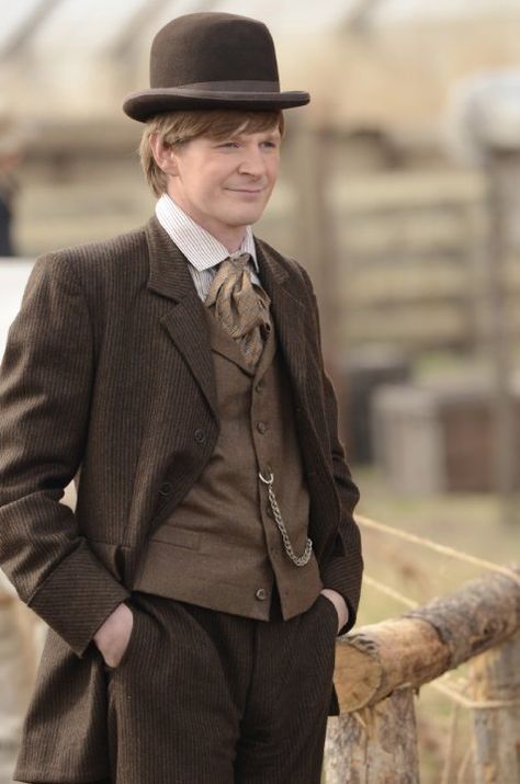 Seán McGinnes - Ben Esler in Hell on Wheels, set in the 1860s (TV series 2011-). Old West Outfits, Anson Mount, Western Hero, 19th Century Clothing, Hell On Wheels, Historical Movies, Aesthetic Outfits Men, Diy Clothes Life Hacks, Century Clothing