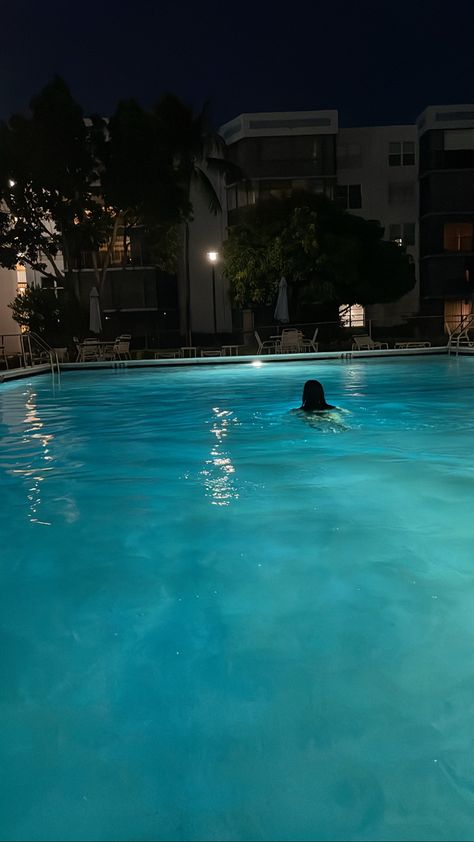 Pool At Night Snapchat, Late Night Pool Aesthetic, Pool At Night, 2024 Aesthetic, Night Swimming, Snapchat Picture, Best Friends Aesthetic, Insta Post, Friends Aesthetic