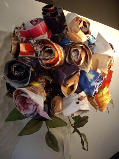 Interesting bouquet of various recycled magazines Something To Talk About, Old Wooden Boxes, Recycled Magazines, Paper Flower Bouquet, Upcycle Recycle, Book Shelves, Recycled Items, Beautiful Autumn, Recycled Art