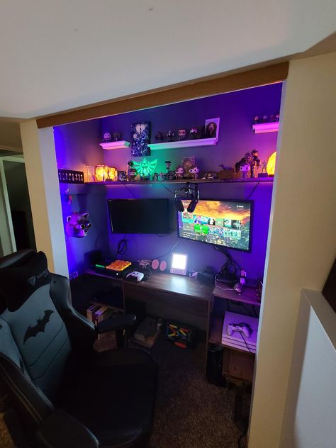 Gamer Room Shelving Ideas, Gamer Closet Ideas, Bedroom Ideas With Desk Area, Closet Gamer Setup, Closet Streaming Setup, Small Closet Gaming Setup, Closet Gaming Desk, Gaming Desk In Bedroom, Pc Setup In Closet