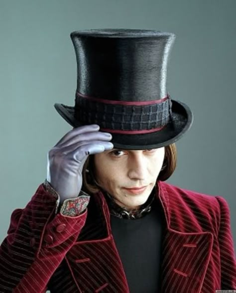 Johnny Depp en “Charlie y la Fábrica de Chocolate” (Charlie and the Chocolate Factory), 2005 Johnny Depp Willy Wonka, Willy Wonka Costume, Charlie Chocolate Factory, Johnny Depp Images, Barnabas Collins, Kaptan Jack Sparrow, Freddie Highmore, Johnny Depp Pictures, Film Vintage