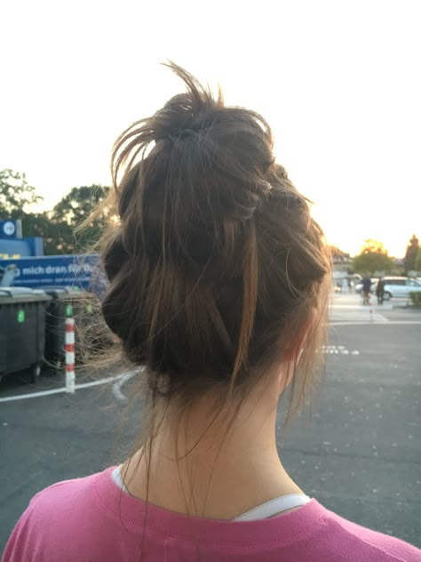 Messy bun Cute Brunette Hair Styles, Medium Length Messy Hairstyles, Simple Messy Hairstyles, Messy Bun Aesthetic, Brown Hair Messy Bun, Cute Hairstyles For Work, Hairstyles Everyday, Hairstyles Brunette, Brunette Aesthetic