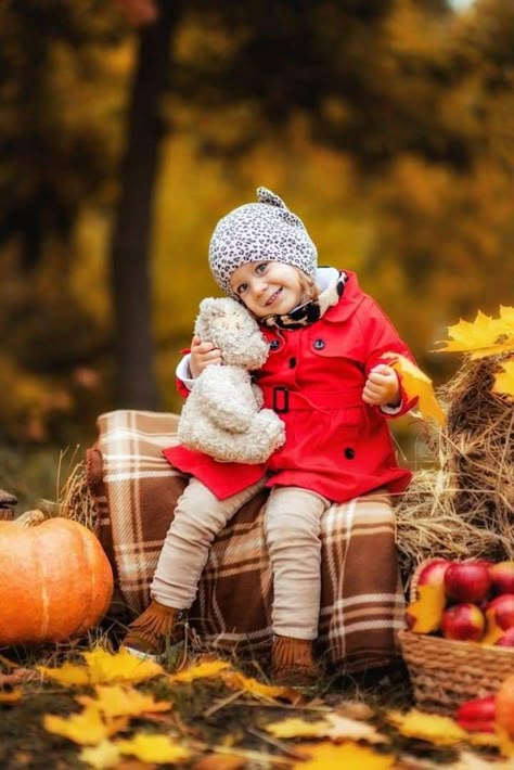 Daycare Photoshoot Ideas Fall, Fall Photoshoot Props, Toddler Fall Pictures, Fall Photoshoot Setup Ideas, Fall Photo Shoot Ideas, Fall Photography Props, Fall Photo Props, Fall Baby Pictures, Fall Backdrops