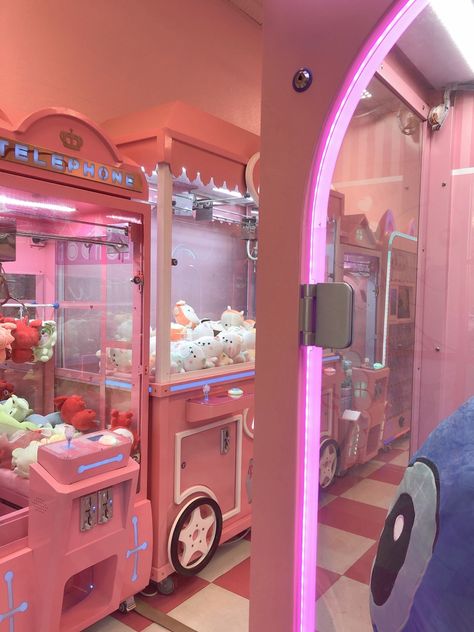 #kawaii #pink #arcade Pink Arcade Aesthetic, Pink Gamer Girl Aesthetic, Barbie Hotel, Art Background Ideas, Business Aesthetics, Gamer Girl Aesthetic, Arcade Aesthetic, Kenji Miyazawa, Games Room Inspiration