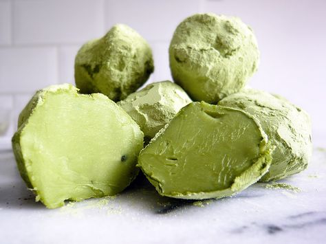 Green Tea Food, Matcha Truffles, Green Tea Dessert, Matcha Green Tea Recipes, Sweet Matcha, Matcha White Chocolate, Chocolate Bowl, Matcha Dessert, Store Cupboard