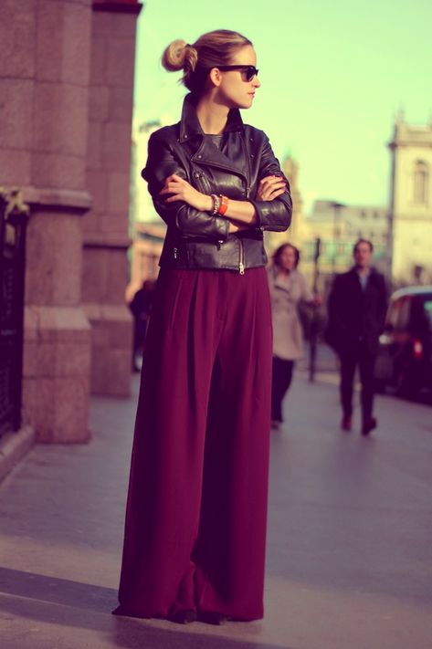 Palazzo Pants- Want to wear this today!!!How can you not wear these. hides a multiple of sins...make it work Palazzo Pants Outfit, Parisienne Chic, Maxi Rok, 2014 Trends, Baggy Pants, Looks Chic, Black Leather Jacket, Palazzo Pants, Outfits Casuales