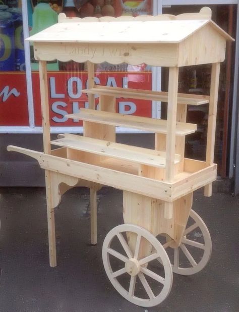 Carrito Candy Bar Kiosco Desarmable - $ 2.800,00 en Mercado Libre Wedding Candy Cart, Gerobak Dorong, Bar Deco, Candy Car, Wooden Cart, Sweet Carts, Cart With Wheels, Candy Cart, Craft Fair Displays