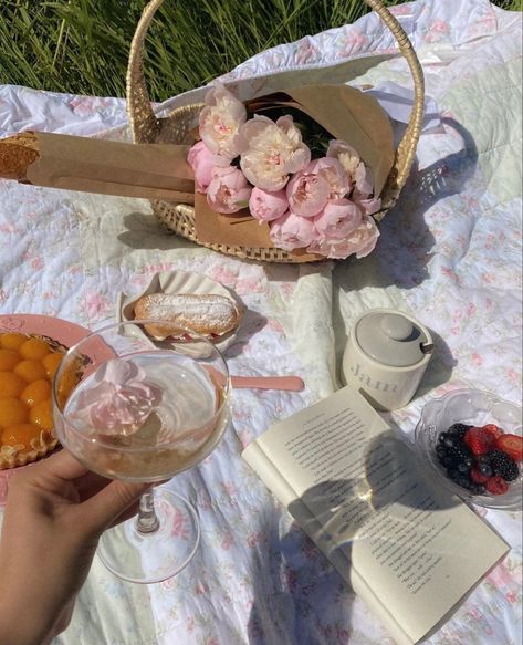 Showers Aesthetic, Pink Princess Aesthetic, Picnic Vibes, Flower Picking, Aesthetic Picnic, Paris Food, Picnic Inspiration, Flower Picks, 23rd Birthday