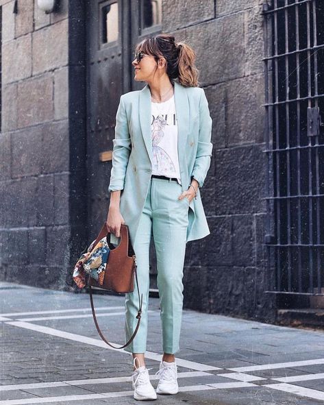 Suits And Sneakers, Fashionable Work Outfit, Relationship Skills, Trendy Spring Outfits, Walking Down The Street, Office Casual Outfit, Chique Outfits, Business Outfit, Casual Work Outfits