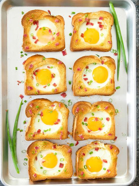 Sheet Pan Egg-In-A-Hole Baked Honey Garlic Chicken, Ways To Cook Eggs, Eggs In A Basket, Cooking Breakfast, Over Easy Eggs, Boiled Egg Diet, Fast Recipes, Egg Diet, Potato Cakes