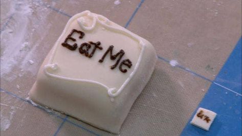 See how the enticing Eat Me cakes in Alice in Wonderland were made. Chandelier Cake, Alice In Wonderland Cakes, Alice In Wonderland Aesthetic, Eat Me, Crab Cakes, Cute Cakes, Cute Food, Eat Cake, Cake Stand