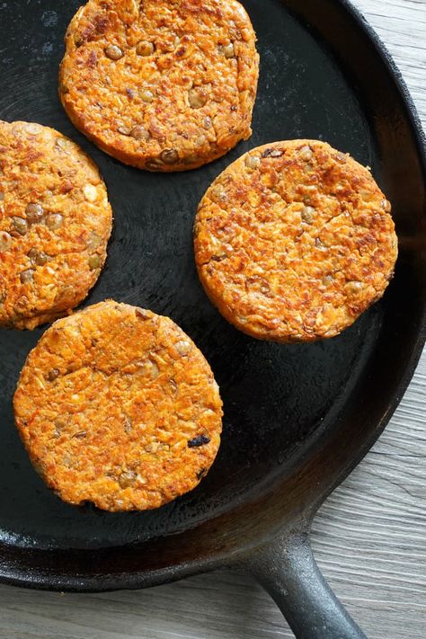 This Lentil Burger is super filling and so tasty. It's flavorful and perfect for your next barbecue. Lentil Burger Recipe, Lentil Burger, New Vegetarian, Black Bean Burger Recipe, Amazing Burger, Lentil Burgers, Vegetable Lasagna, Bean Burger, Burger Recipe