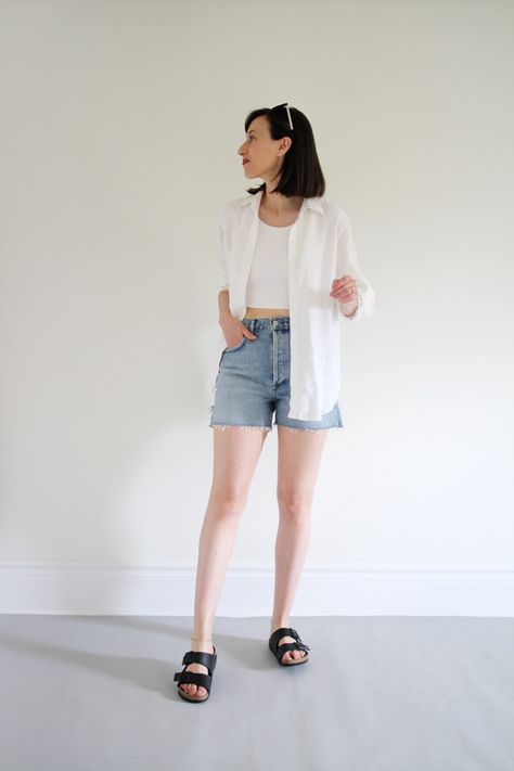 STYLE THEME - SHORTS - LOOK 7 - Style Bee Cool Shorts Outfits For Women, Simple Outfit For Women, Travel Shorts Outfits, Simple Short Outfits, Beach Outfit With Shorts, Go To The Beach Outfit, Summer Outfit For Short Women, Short Ideas Outfit, Beach Casual Outfits Women