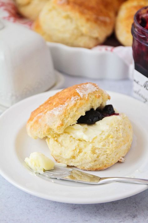 Paul Hollywood Scones Recipe, Paul Hollywood Scones, Traditional English Scones Recipe, English Scones Recipe, Paul Hollywood Recipes, English Scones, Scone Recipes, Homemade Scones, Peach Crisp