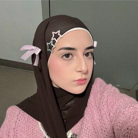 hello~ 🎀 ˚₊‧꒰ა ♡ ໒꒱ ‧₊˚ #hijabi #coquette #explore #ribbon #pink Cute Hijabi Girl, Hijabi Coquette, Hijab Aesthetic Outfit, Pink Hijab Outfit, Black Outfit Hijab, Cute Hijabi Outfits, Pink Hijab, Tanned Makeup, Pashmina Hijab Tutorial