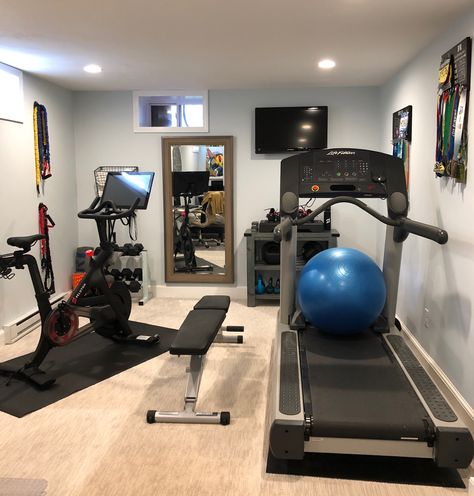 Gym At Home Decor, Excersise Room Decor Home Gyms, Peloton Gym Ideas, Treadmill In Bedroom Ideas, Exercise Room Ideas, At Home Gym Ideas, Small Gym Room Ideas, Home Gym Aesthetic, Peloton Home Gym