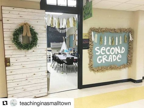 Lindsay on Instagram: “Can you even HANDLE this cuteness?! Soooo adorable, @teachinginasmalltown! #Repost @teachinginasmalltown with @repostapp ・・・ Hallway views…” Farmhouse Decor Classroom, Second Grade Classroom, Classroom Goals, Classroom Makeover, Classroom Layout, Decor Classroom, Elementary Classroom Decor, New Classroom, Class Decoration