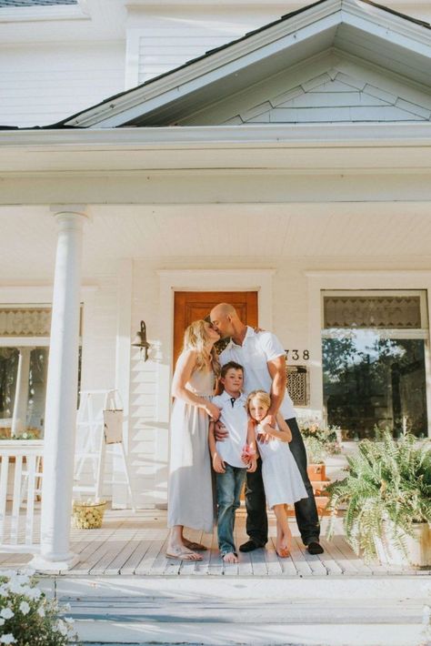 Porch Pictures Family, Family Picture In Front Of House, Front Porch Mini Sessions, Family Pictures On Porch, Front Porch Photos, Family Photos At Home Outside, Family House Pictures, Front Porch Family Pictures Photo Ideas, Front Porch Christmas Photos