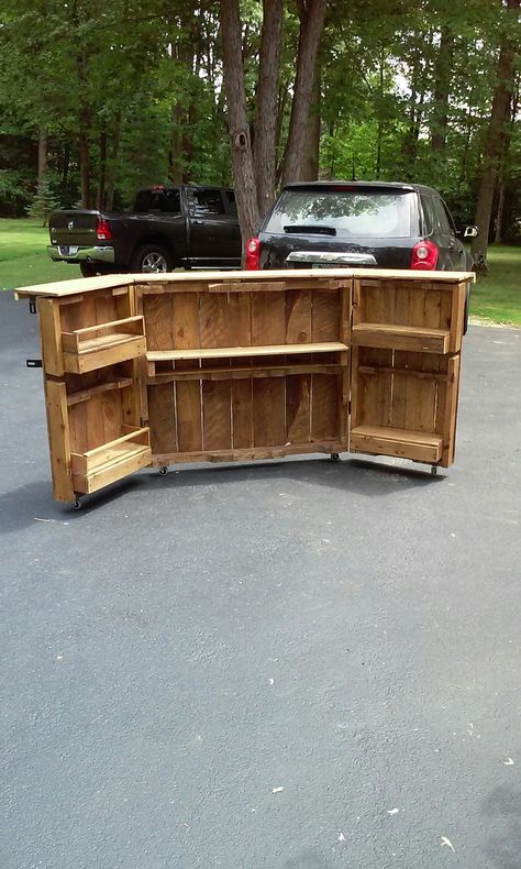 Folding bar Folding Pallet Bar, Fold Out Bar Table, Build A Portable Bar, Mobile Bar Decorating Ideas, Folding Bar Counter, Outdoor Portable Bar Ideas, Mobile Bar Stand, Diy Mobile Bar How To Build, Diy Foldable Bar