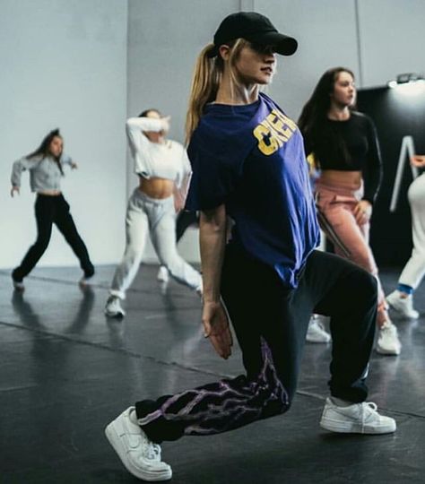 Hiphop Dance Outfit, Hiphop Aesthetic, Aesthetic Hip Hop, Hip Hop Aesthetic, Plant Styling, Dancer Lifestyle, Dance Aesthetic, Hip Hop Dancer, Dance Dreams