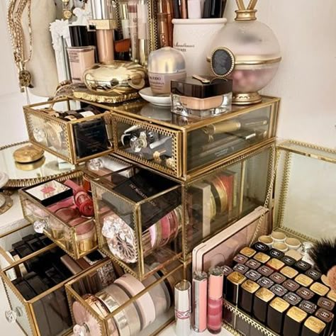 15+ Genius Makeup Organization Ideas For Your Bedroom - Fragrance Explorers Makeup Organization On Counter, Dresser Top Makeup Organization, Bathroom Vanity Makeup Organization, Organize Beauty Products Storage Hacks, Makeup Table Ideas Organizations, Cute Vanity Organization Ideas, How To Store Makeup, Organizing Makeup Vanity, Vanity Aesthetic Organization