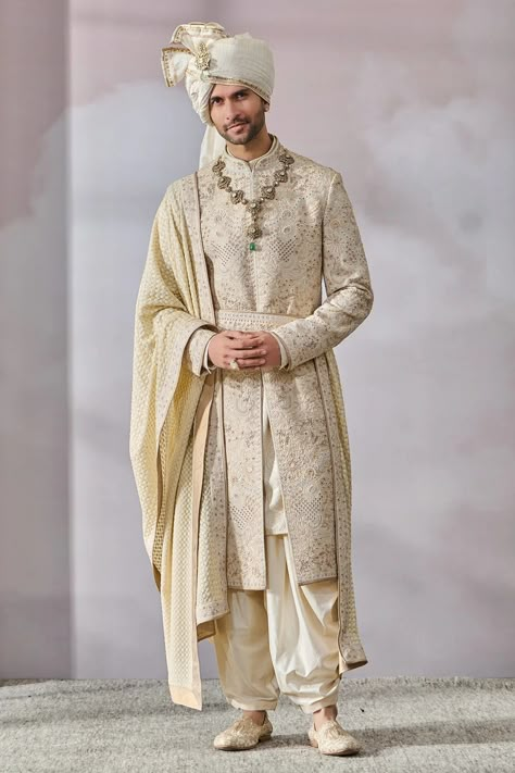 Groom Outfits For Wedding, Sherwani For Men Wedding Royals, Sherwani Groom Wedding, Sherwani For Wedding, Arab Design, Outfits For Groom, Wedding Clothes For Men, Shaadi Outfits, Outfits For Wedding