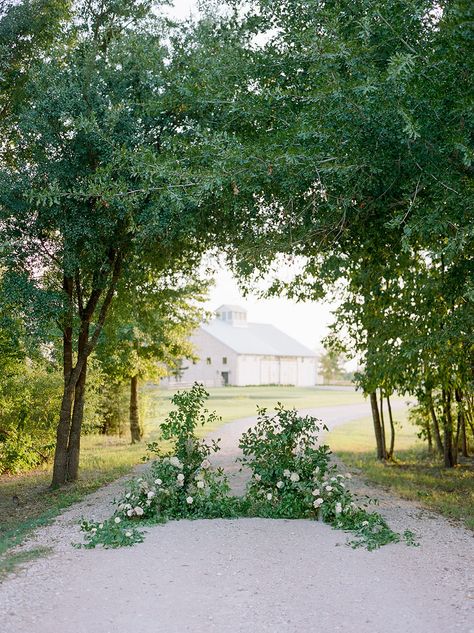 Ceremony Backdrop Outdoor, Berry Wedding, Wedding Alters, Aisle Flowers, Romantic Wedding Inspiration, Ceremony Design, Wedding Altars, Wedding Ceremony Backdrop, Wedding Ceremony Flowers