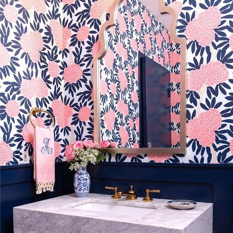 👇Tag someone who likes a bold bathroom!🌸Follow @natureoftexas for more design inspiration!⁣ ⁣ Inspiration: A bold, contemporary navy and pink floral wallpaper with navy walls and doors.⁣ ⁣ Design credit: @kimarmstronginteriordesign⁣ -⁣ -⁣ -⁣ -⁣ -⁣ - Wallpaper With Navy, Bold Bathroom, Navy Bathroom, Pink Floral Wallpaper, Kimberly Ann, Navy Walls, Powder Room Decor, Doors Design, Navy Wallpaper