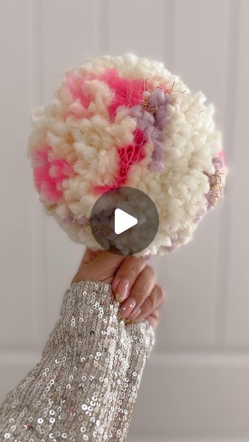 Making A Pom Pom With Yarn, Big Pom Pom Diy, Diy Pom Poms Yarn, How To Make A Pompom For A Hat, How To Make Pompoms, Pompom Christmas Tree, Aurelie Erikson, Pom Pom Template, Pom Pom Diy