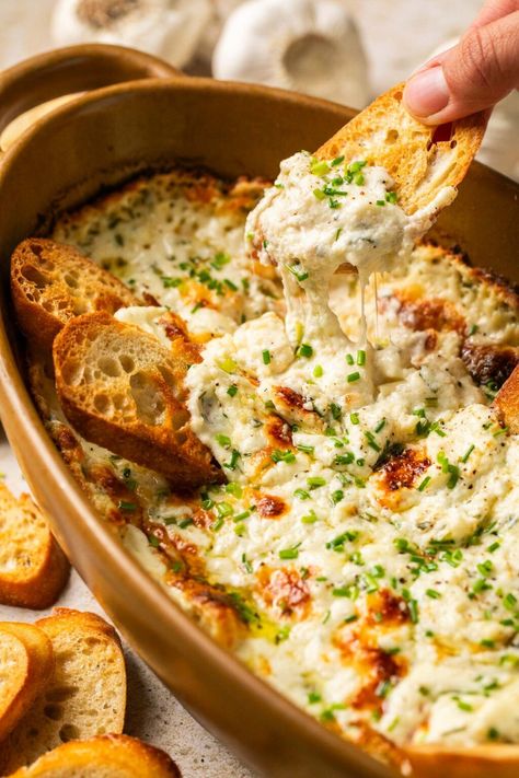 An easy, game day favorite, this garlic bread dip is all of the taste and flavor of your favorite cheesy garlic bread, in dip form! Serve with warm crusty bread, raw veggies, or crackers and enjoy this creamy, savory appetizer! Dips With Bagel Chips, Best Bread Dip, Italian Bread Dip, Johnny Carinos Bread Dip, Beer Bread Dip, Bread Appetizers Easy, Garlic Bread Dip, Baked Garlic Bread, Bread Dips Recipes