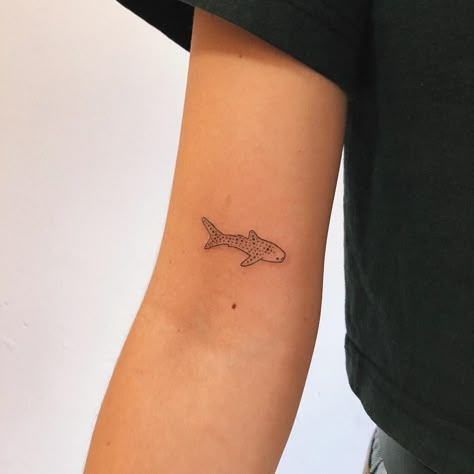 Lil whale shark - love love love doing mini tattoos 💙 Whale Shark Tattoo, Hai Tattoo, Whale Tattoos, Shark Tattoo, Shark Tattoos, Cute Tiny Tattoos, Head Tattoos, Tattoo Designs And Meanings, Tattoos Designs