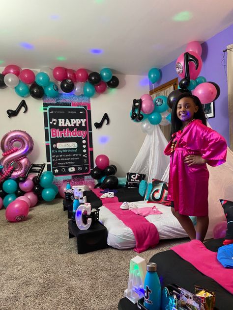 My dayghter loved her golden Birthday sleepover/spa party Tik Tok Sleepover Party, Budget Kids Birthday Party, Hotel Sleepover Party, Spa Sleepover Party, 12th Birthday Party Ideas, Birthday Sleepover Ideas, Suprise Birthday, Slumber Party Birthday, Birthday Sleepover