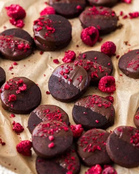 Dark Chocolate Shortbread, Sandwich Cookies Filling, Chocolate Shortbread Cookies, Chocolate Shortbread, Raspberry Cookies, Freeze Dried Raspberries, Dried Raspberries, Dipped In Chocolate, Cookies Chocolate