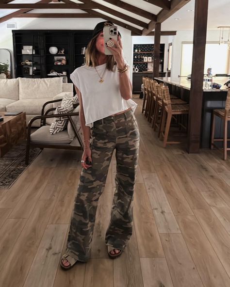 Styling Camo Pants, Cargo Outfits Women, Cute Camo Outfits, Army Pants Outfit, Olive Green Pants Outfit, Camo Pants Outfit, Trendy Mom Outfits, Cargo Outfit, Leg Pants Outfit