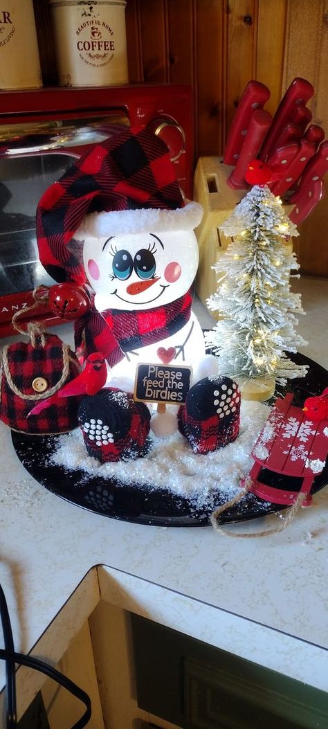 Diy Fishbowl Snowmen, Fish Bowl Christmas Crafts, Glass Bowl Snowman Diy, Fishbowl Snowman Diy, Dollar Tree Charger Plates Diy, Fish Bowl Centerpiece, Fishbowl Craft, Fish Bowl Crafts, Fish Bowl Snowman