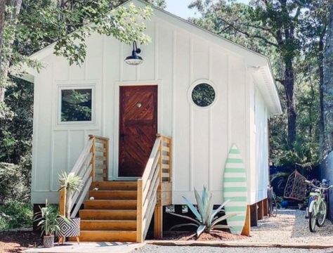 Tiny House Love -15 Small Coastal Cottages by the Sea Small Coastal Cottage, Tiny Beach House, Tiny House Big Living, Cottages By The Sea, Tiny House Exterior, Shipping Container Home Designs, Tiny House Inspiration, Beach Shack, Beach Cottage Decor