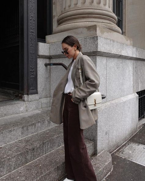 What To Wear With Corduroy Pants: 11 Amazing Outfits - The Wandering Girl 90s Corduroy Outfit, Dark Brown Corduroy Pants Outfit, Corduroy Pants Outfit Ideas, Corduroy Pants Outfits, Corduroy Outfits, Cordoroy Pants, Corduroy Outfit, 70s Corduroy, Corduroy Pants Outfit