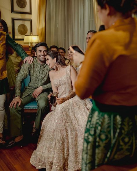 After Ranveer Singh, here is another celeb groom who seemed to experiment with his wedding style. Loved his earring game and the hand accessory- very subtle, but add so much fun and character to his look! We also loved Kriti's rather offbeat pick for the mehendi- a pretty dull gold lehenga with a bustier and embroidery all over. She paired it with statement waterfall earrings, which added a lot of elegance to her look. Pulkit Samrat, Gold Lehenga, Kriti Kharbanda, Mehndi Ceremony, Bridal Makeup Wedding, Wedding Pic, Bollywood Wedding, Wedding Sutra, Best Wedding Planner