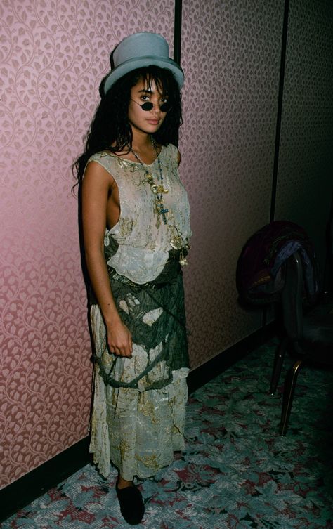 We unpack the inimitable style of bohemian goddess Lisa Bonet, timelessly cool on her 48th birthday. Zoe Kravitz Mom, Bohemian Schick, Bohemian Birthday, Black Hippy, Blind Faith, Lisa Bonet, Bohemian Style Clothing, Earthy Outfits, Zoe Kravitz