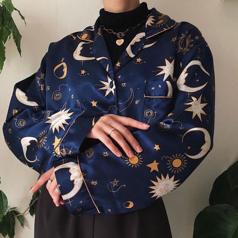 Vintage Printed color Long Sleeve shirt 강아지 그림, Retro Stil, Character Outfits, Looks Vintage, Style Retro, Look Cool, Stars And Moon, Vintage Prints, Aesthetic Clothes