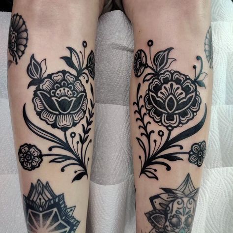 ❀ Kamila Daisy ❀ LONDON ❀ | Amazed at the commitment Sigrid had for getting tattooed last week. She came all the way from Sweden and we did the the poppy and bluebells… | Instagram Getting Tattooed, Traditional Tattoo Flowers, Lavender Tattoo, Choosing Me, Elbow Tattoos, Knee Tattoo, Calf Tattoo, Baby Tattoos, Time Tattoos