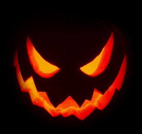 Pumpkin Faces Ideas, Spooky Halloween Drawings, Pumpkin Carving Aesthetic, Carving Aesthetic, Scary Pumpkin Carving Patterns, Pumpkin Painting Halloween, Pumpkin Face Carving, Halloween Pumpkin Painting, Scary Pumpkin Faces