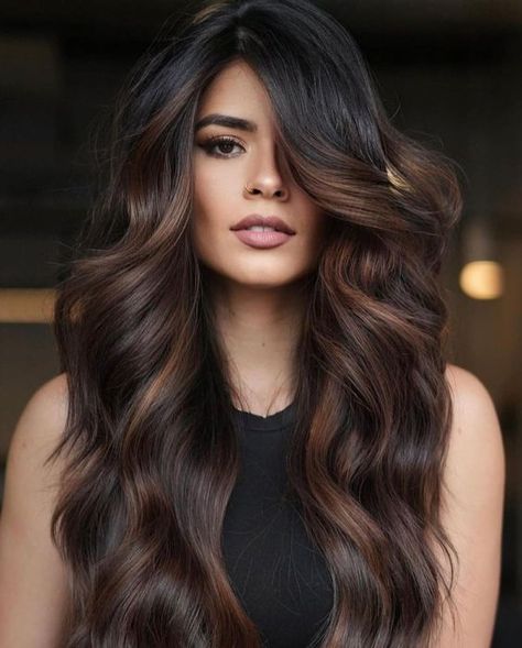 Morena Iluminada em Tons de Chocolate: Tendência que Encanta Brunette Long Haircut, Dark Chocolate Hair, Dark Chocolate Brown Hair, Brown Hair Color Shades, Natural Brown Hair, Cinnamon Hair, Rambut Brunette, Auburn Highlights, Haircut Inspo