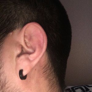 Ohrknorpel Piercing, Piercing For Men, Piercing Men, Guys Ear Piercings, Men's Piercings, Double Ear Piercings, Men's Earrings, Earrings Men, Black Earring