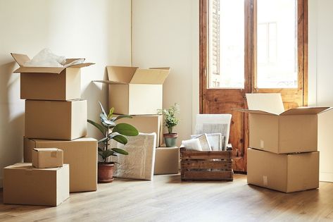 Is there a way to stay organized while moving into your new apartment? Read on to find out what rooms you should unpack first. Moving House Checklist, Moving Help, House Checklist, Inmobiliaria Ideas, House Movers, Office Moving, Moving Long Distance, Moving Packing, Cheap Houses