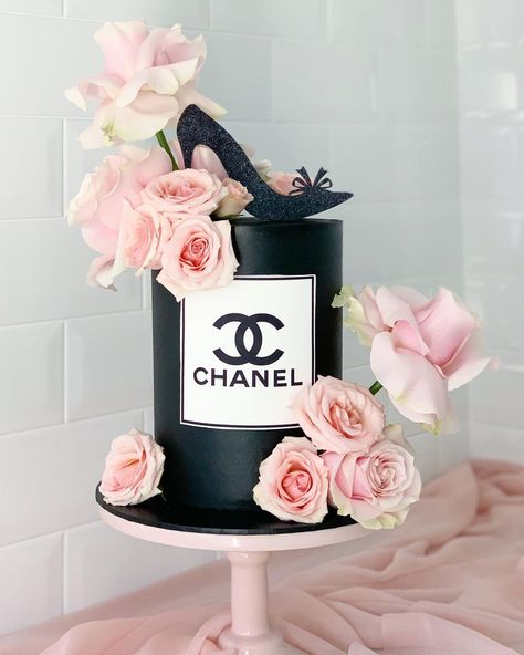 Chanel Cake Ideas, 60th Birthday Brunch, Cake Ideas Buttercream, 50th Birthday Cake Images, Coco Chanel Cake, Chanel Birthday Cake, Painting Cake, Chanel Cake, Cake Treats