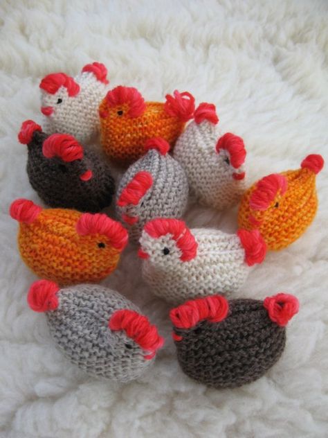 Hens and eggs by greenmountain on Etsy Hantverk Diy, Confection Au Crochet, Animal Knitting Patterns, Knitted Animals, Red Yarn, Knit Or Crochet, Knitted Toys, Crochet Animals, Yarn Crafts