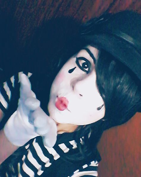 Jun on Instagram: “Jugando a ser un mimo (? #MaquillajeArtistico #MimoGirl” Mime Oc, Circus Ideas, Fix It Felix Jr, Clown Pics, Mime Makeup, Oc Board, Leo Rising, Send In The Clowns, Rawr Xd