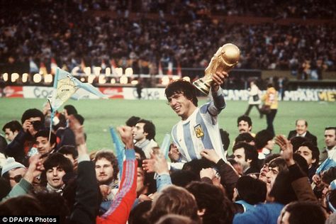 1978 World Cup final: Kempes scores twice as Argentina beat Holland #dailymail Daniel Passarella, Argentina Copa America, Copa America Final, World Cup Semi Final, 1966 World Cup, Argentina World Cup, Johan Cruyff, Classic Football Shirts, World Cup Final