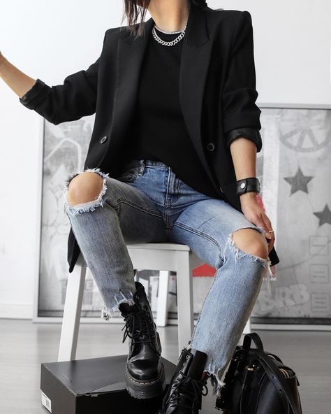 Docs And Jeans, Edgy Work Outfits, Rocker Outfit, Outfits Edgy, Elegante Casual, Outfit Jeans, Looks Black, Mode Inspo, Shop The Look